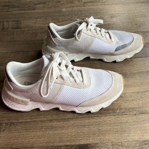 Sorel kinetic women’s tennis shoes. Off white. Sz 8